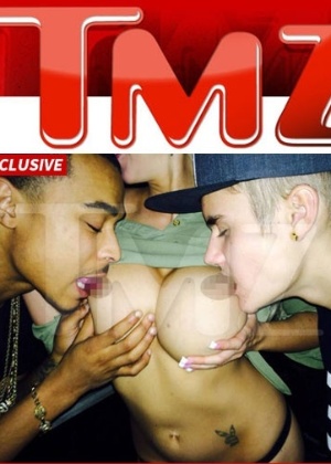 1.fev.2014 - Site divulga imagem de Justin Bieber e o amigo Khalil Sharieff com a boca nos seios de uma stripper