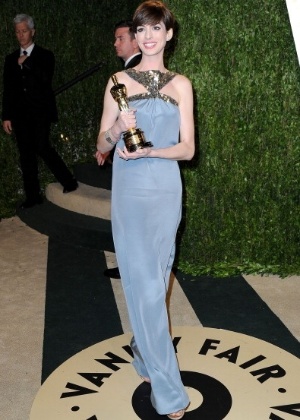 A atriz Anne Hathaway, com o Oscar de melhor atriz coadjuvante de 2013