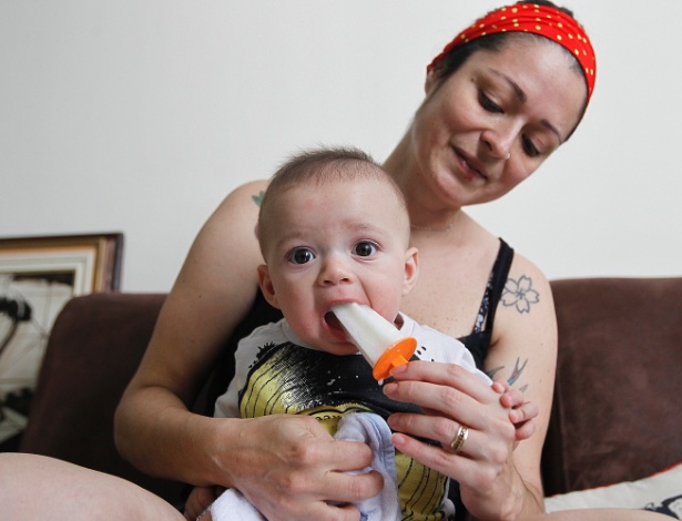 Danielle Kattah dá ao filho, João, seis meses, picolé feito com seu leite
