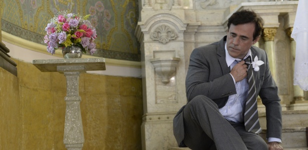 "Em Família", Ramiro (Oscar Magrini) sofre infarto após descobrir que Laerte tentou matar Virgílio
