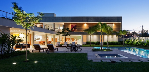 imagens jardins grandes:Rampa ‘monumental’ e áreas de lazer privilegiadas compõem casa de imagens jardins grandes:Rampa ‘monumental’ e áreas de lazer privilegiadas compõem casa de