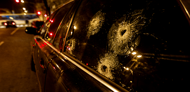 Carro blindado que foi alvo de tiros em Santo André (SP): vale a pena se sentir seguro se for à toa?