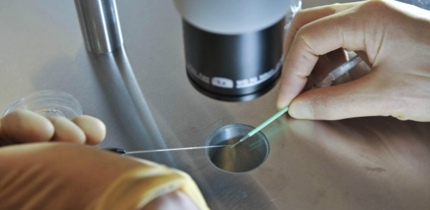 Técnica usa espermatozoide e óvulos dos pais, além de um óvulo adicional de uma doadora