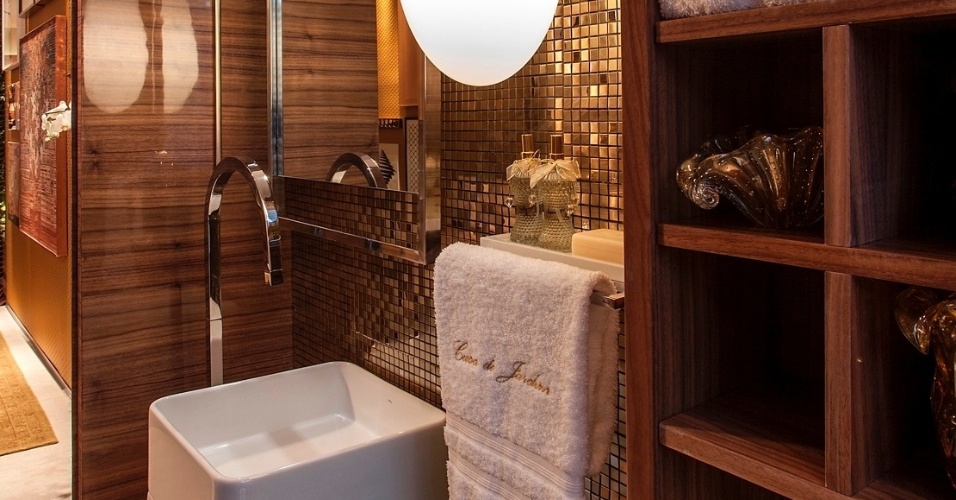 uol decoracao lavabo:Os quadros na parede se alinham à decoração desse lavabo, assinado uol decoracao lavabo:Os quadros na parede se alinham à decoração desse lavabo, assinado
