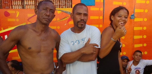 3.mar.2014 - Cordeiros de blocos de Carnaval em Salvador falam sobre as péssimas condições de trabalho