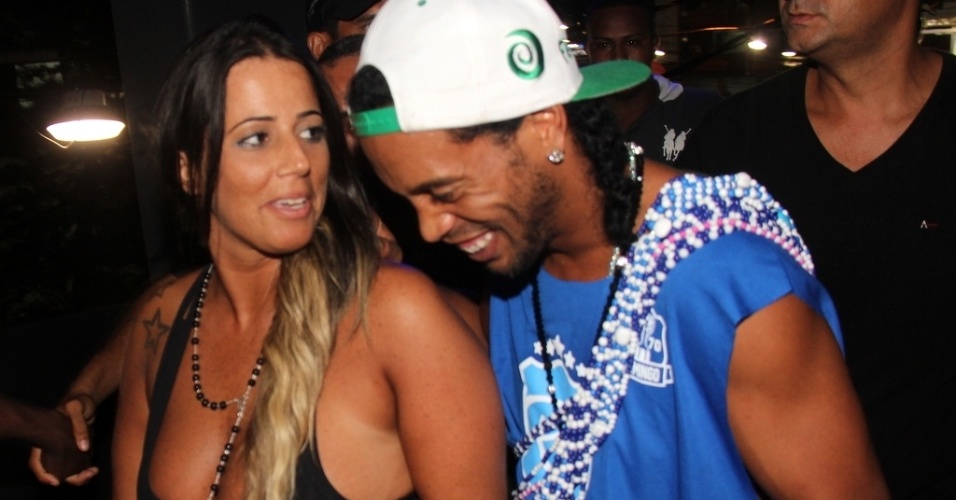 http://imguol.com/c/entretenimento/2014/03/03/3mar2014---o-clima-entre-ronaldinho-gaucho-e-a-morena-com-quem-estava-conversando-e-andando-de-maos-dadas-era-de-descontracao-1393827329613_956x500.jpg