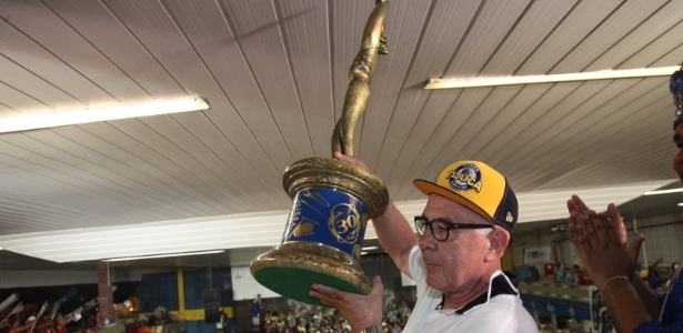 Fernando Horta levantando o título de campeão do carnaval carioca de 2014