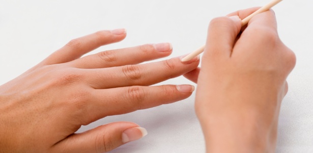 Na "nova manicure" a cutícula deve ser bem hidratada e cuidadosamente empurrada com espátula ou palitinho de laranjeira