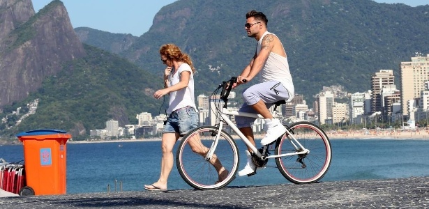  - 11mar2014---ricky-martin-anda-de-bicicleta-no-arpoador-durante-gravacao-do-clipe-vida-cancao-promovida-pelo-concurso-supersong-1394553991905_615x300