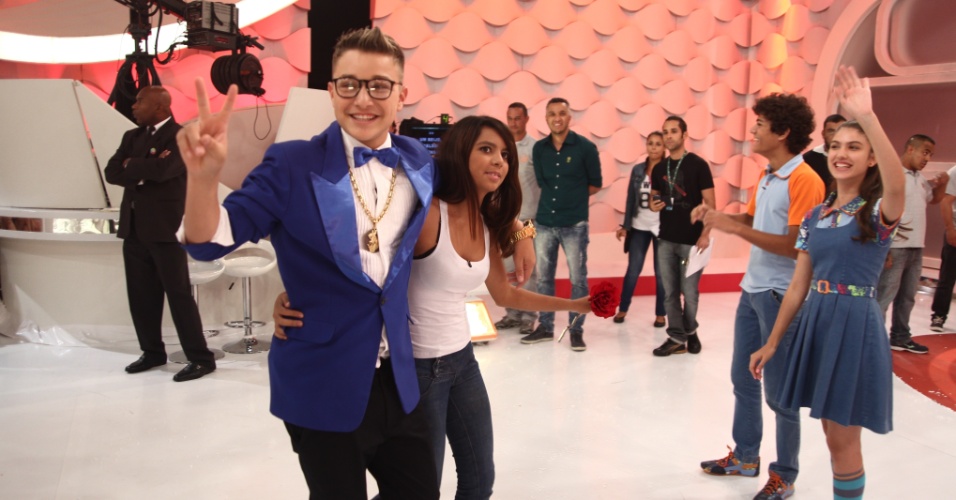 Domingo Legal (16/02/14) - MC Gui realiza sonho de fã em A