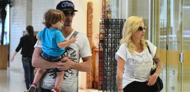 Ex-BBB Clara com o marido, o francês Fabian Aguilar, e o filho Max, de 1 ano e meio