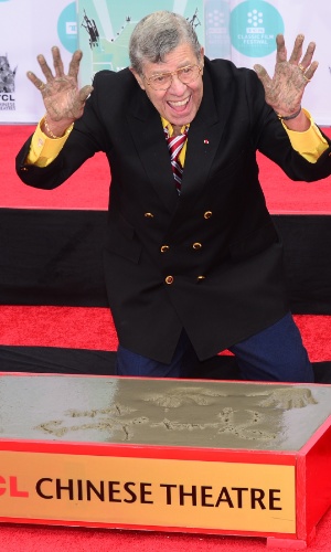 Jerry Lewis grava mãos e pés na Calçada da Fama de ...