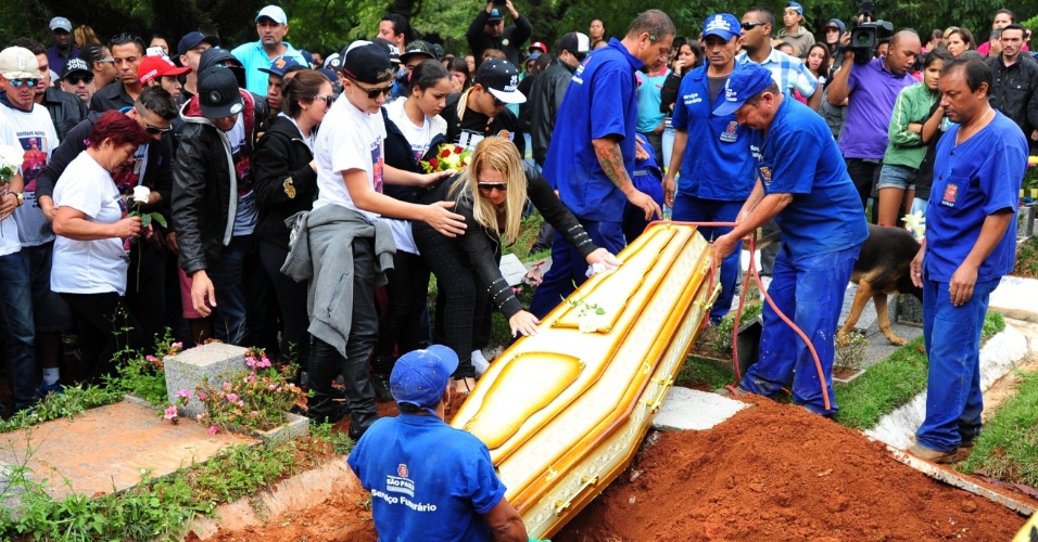  - 22abr2014---prodigio-do-funk-ostentacao-mc-gui-acompanha-enterro-do-irmao-gustavo-matheus-castanheira-alves-morto-na-madrugada-de-segunda-feira-21-vitima-de-parada-cardiorrespiratoria-no-1398174924552_956x500