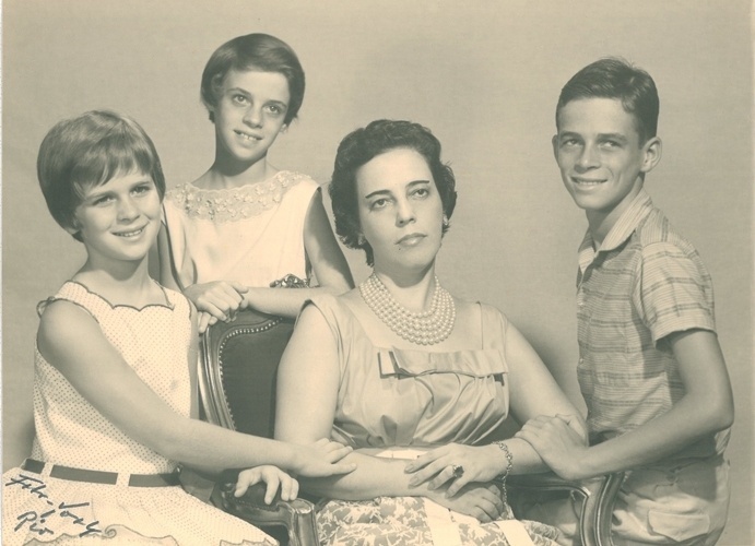 Exposição reúne peças, cartas e documentos de Zuzu Angel BOL Fotos