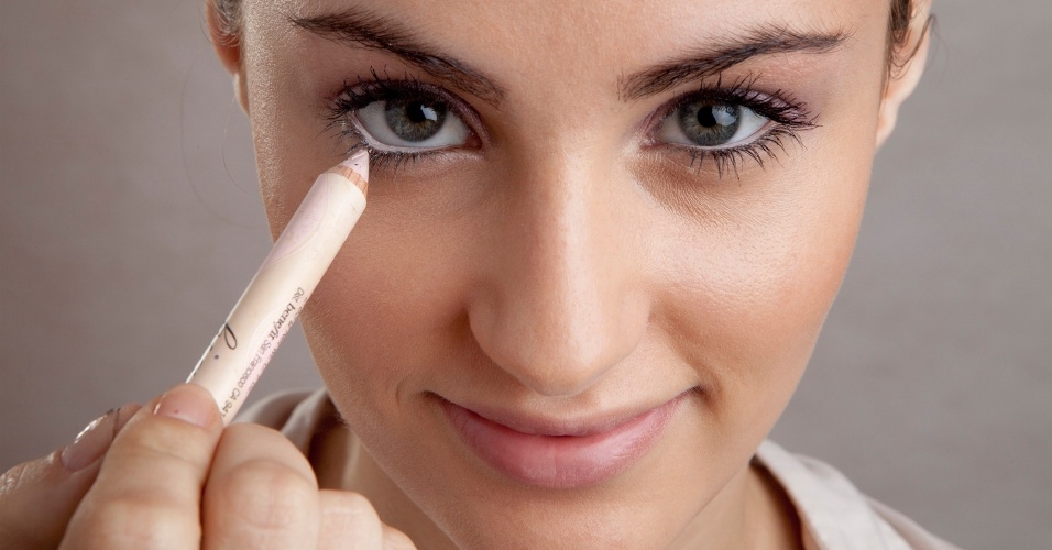 http://imguol.com/c/entretenimento/2014/04/25/make-rosa---lapis-na-linha-dagua-1398461002375_956x500.jpg