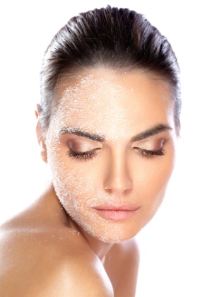 Peelings podem ser superficiais, médios ou profundos. Como a escala sugere, eles agem em diferentes camadas da pele