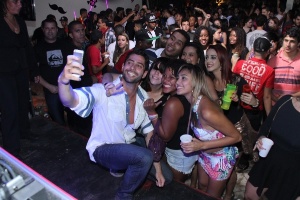 Ex-BBB Marcelo faz selfie com fãs em festa no Rio (Thyago Andrade/Foto Rio News)