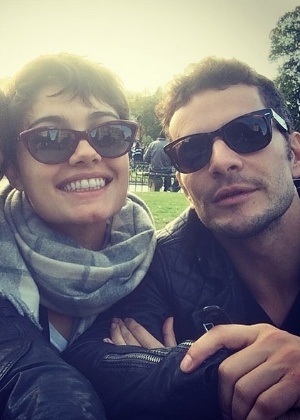 25.mai.2014- Laura Neiva mostra foto ao lado de Sophie Charlotte e Daniel Oliveira