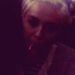 Miley Cyrus posta vídeo em que aparece fumando