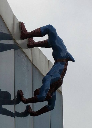 Estátua do Homem-Aranha com ereção é colocada em um shopping na Coreia do Sul 