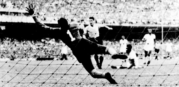 Moacyr Barbosa é vencido pelos uruguaios no estádio do Maracanã