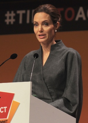 Angelina Jolie participa de um evento que discute a violência sexual contra as mulheres