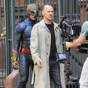 Personagem de Michael Keaton é "assombrado" pelo herói Homem-Pássaro nas filmagens de "Birdman", de Alejandro González Iñárritu