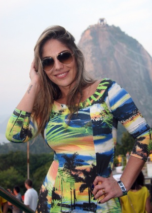 Ex-BBB Anamara acompanha o jogo entre Brasil e México no Morro da Urca, no Rio de Janeiro
