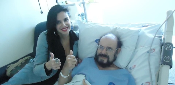 José Mojica Marins com a filha Liz Marins no Incor (Instituto do Coração), em São Paulo, quando recebeu alta no dia 3 de junho