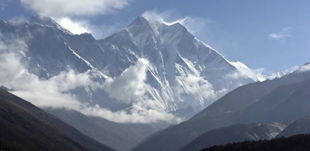 O Everest, no Nepal, é a montanha mais alta do mundo; já foi escalado por mais de 2.000 pessoas