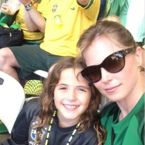 Susana Werner e a filha Giulia no jogo do Brasil