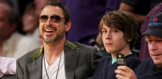 Robert Downey Jr. com o filho Indio Downey em jogo de basquete em Los Angeles, em 2008
