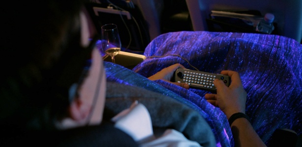 Com o passageiro relaxado durante o voo, o cobertor da British Airways ganha tons azulados