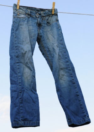 Lavagens e exposição solar com frequência podem detonar o jeans; aprenda a cuidar de peças do tipo