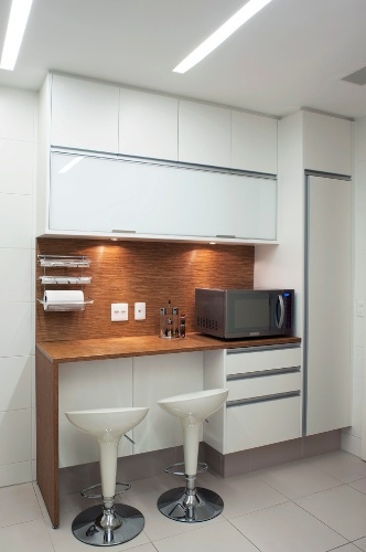 Apê com 230 m² tem decoração despretensiosa e móveis que aproveitam espaço # Bancada De Cozinha Para Refeicões Apê com 230 m² tem decoração despretensiosa e móveis que aproveitam espaço # Bancada De Cozinha Para Refeicões