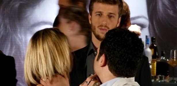 Gabriel interrompe momento romântico de Silvia e Felipe