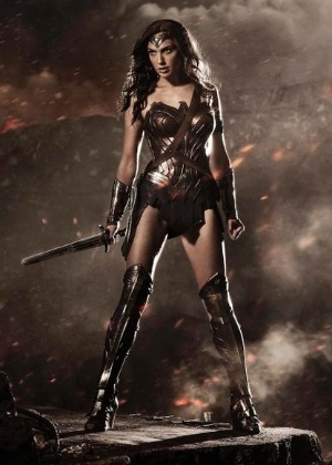 Gal Gadot aparece pela primeira vez com o novo uniforme da heroína icônica da DC Comics