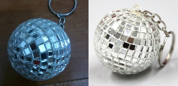 Chaveiros distribuídos como brinde nas festas de "Boogie Oogie" (esquerda) e "Pecado Mortal" (direita)