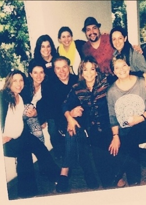Silvio Santos aparece cercado pela família em foto de Dia dos Pais