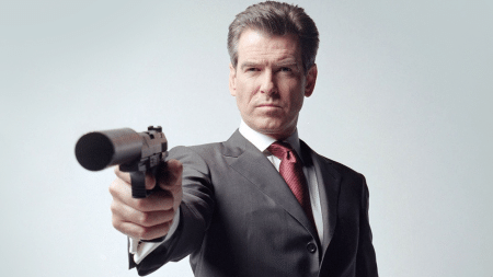 Divulgação Pierce Brosnan mostrou intimidade nula com videogames no desafio de "GoldenEye 007"