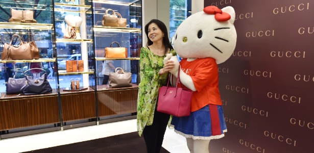 8.set.2014 - Em homenagem ao 40º aniversário da Hello Kitty, a marca italiana Gucci vestiu a gata com sua coleção de outono/inverno 2014