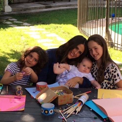 http://imguol.com/c/entretenimento/2014/09/17/mae-dedicada-soleil-frye-se-diverte-com-os-filhos-para-desenhar-na-imagem-ela-posa-sorridente-com-poet-9-anos-jagger-6-anos-e-o-cacula-no-colo-que-nasceu-no-inicio-de-2014-1410990668695_500x500.jpg