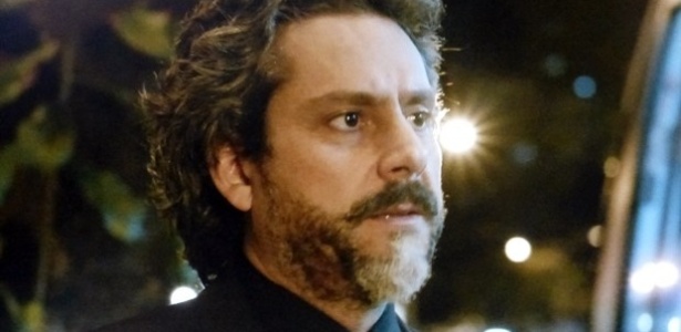 Em "Império", Zé Alfredo se arrepende de ter humilhado Cristina e a procura