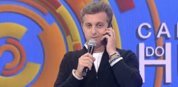 Huck interrompe programa para atender ligação de Angélica, mas chamada cai