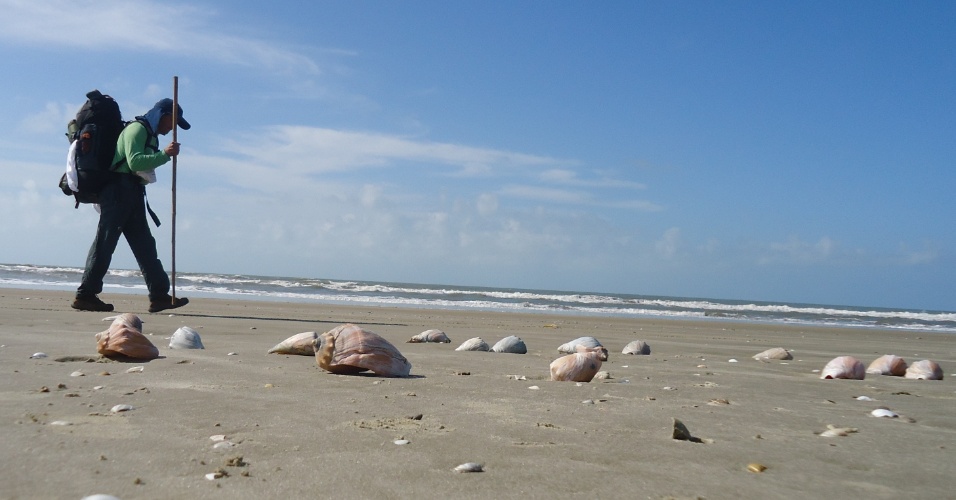 http://imguol.com/c/entretenimento/2014/10/20/caminhante-faz-trekking-na-praia-do-cassino-uma-extensao-continua-de-areia-de-220-km-de-extensao-considerada-a-maior-praia-do-mundo-1413826665838_956x500.jpg