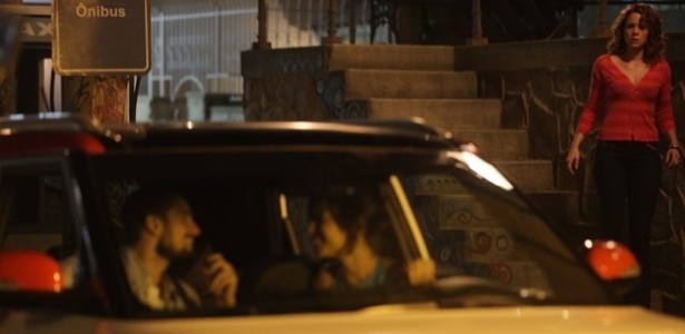 Cristina fica chocada ao flagrar Maria Clara e Vicente juntos no carro Cristina fica chocada ao flagrar Maria Clara e Vicente juntos no carro