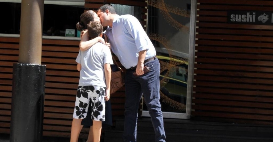 Renata Vasconcellos é fotografada em passeio com o marido, Miguel Athayde Fotos UOL TV e Famosos Renata Vasconcellos é fotografada em passeio com o marido, Miguel Athayde Fotos UOL TV e Famosos