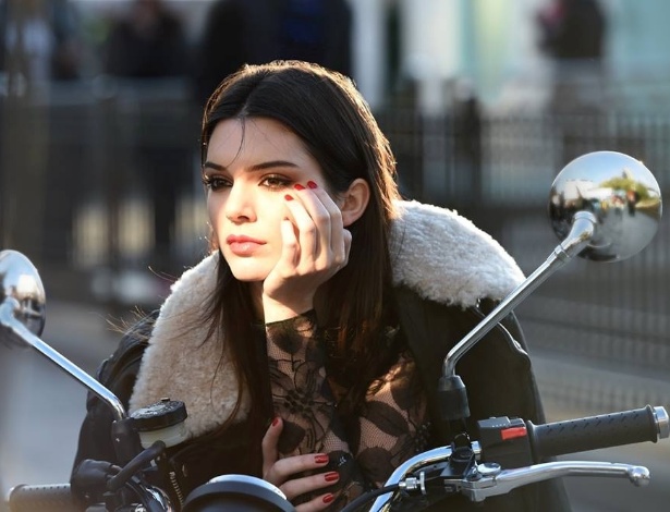Kendall Jenner em imagem dos bastidores da nova campanha da marca de cosméticos Estée Lauder