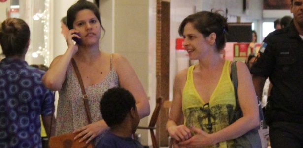 Afastada de "Império" por causa de uma faringite, Drica Moraes passeou sorridente com o filho Mateus por um shopping na zona sul do Rio nesta segunda-feira (8) Afastada de "Império" por causa de uma faringite, Drica Moraes passeou sorridente com o filho Mateus por um shopping na zona sul do Rio nesta segunda-feira (8)