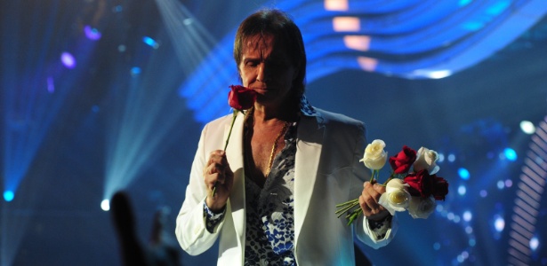 O Rei faz sua tradicional distribuição de rosas ao fim do show no especial da Globo de 2014